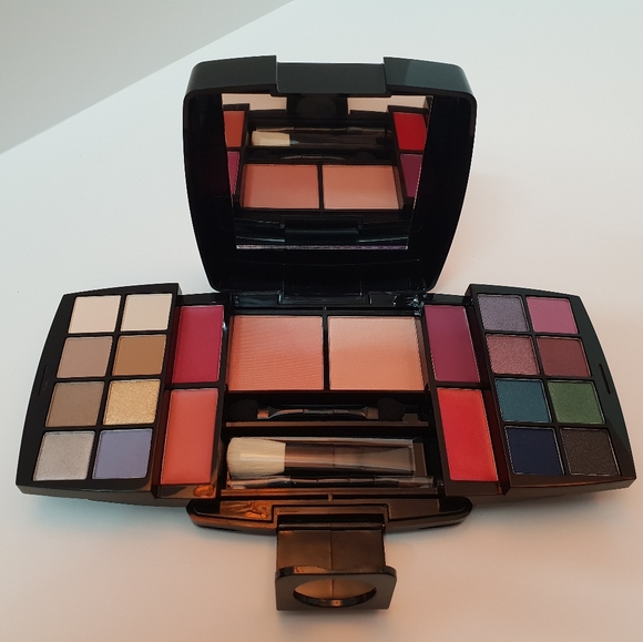 BNIB Avon eyeshadow palette - Picture 3 of 4